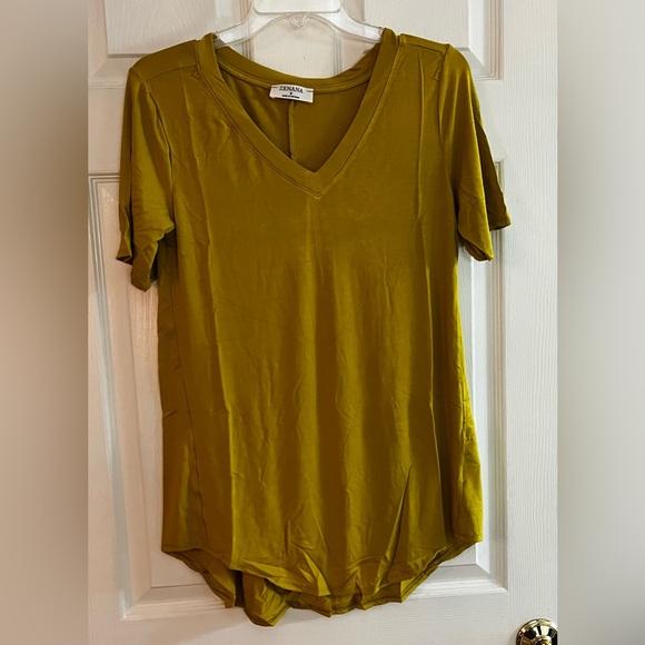 Zenana Tops - Zenana-Women’s NWOT Mustard V-Neck Short Sleeve Tee size S